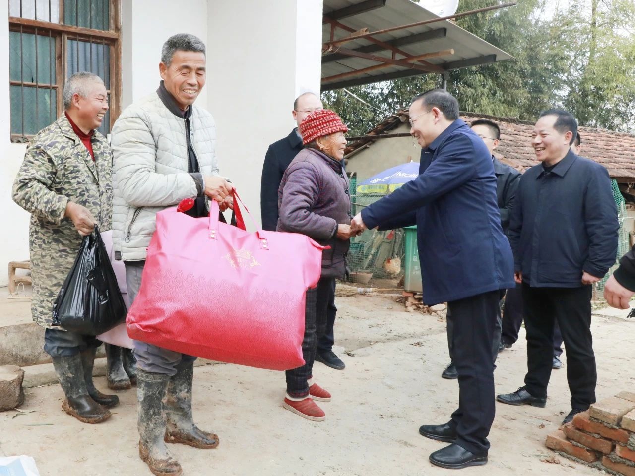 走访、问需，送温暖