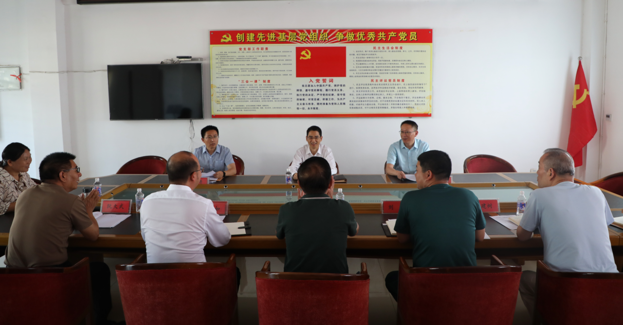 荆门市检察院党组书记、代理检察长王宏走访调研廖坪村
