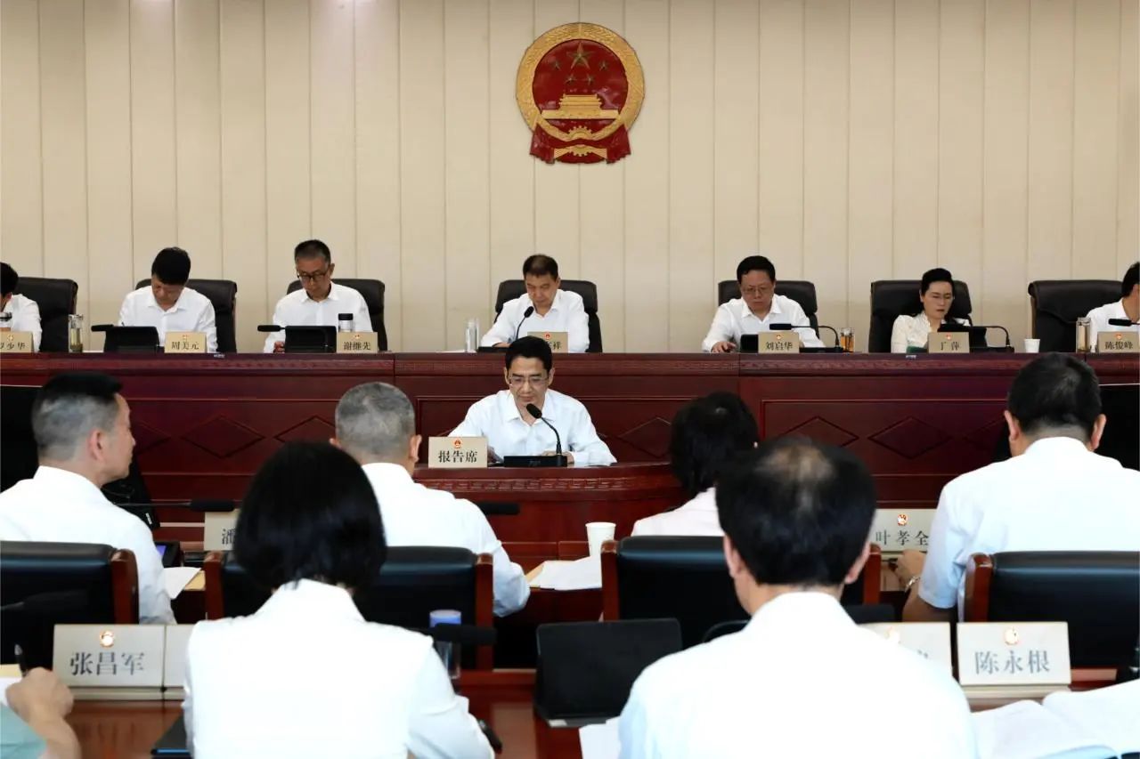 荆门市检察院党组书记、代理检察长王宏向市人大常委会报告上半年检察工作